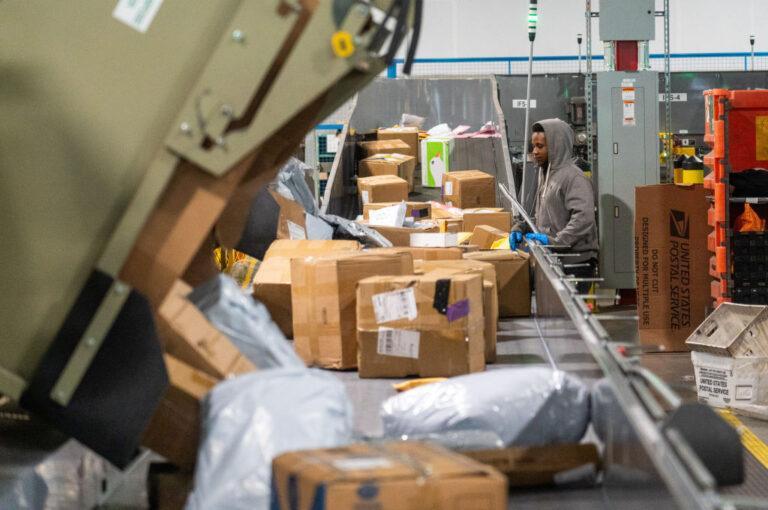 Zdjęcie przedstawia magazyn sortownię amerykańskiej poczty US Postal Service (USPS)