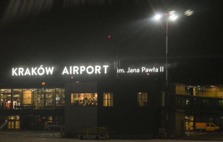 Zdjęcie przedstawia lotnisko w Krakowie