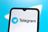 Zdjęcie przedstawia logo aplikacji Telegram na telefonie