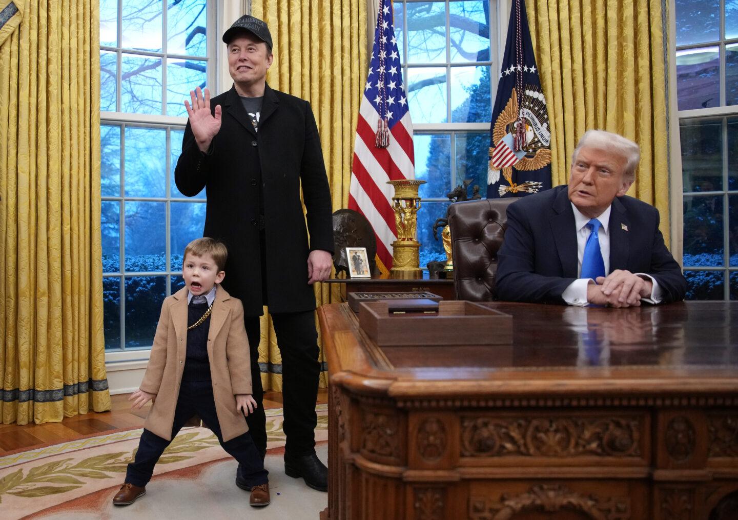 Prezydent USA Donald Trump (z prawej) i Elon Musk z synem w Gabinecie Owalnym