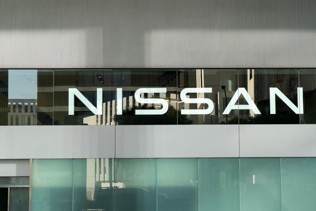 Zdjęcie przedstawia logo Nissana