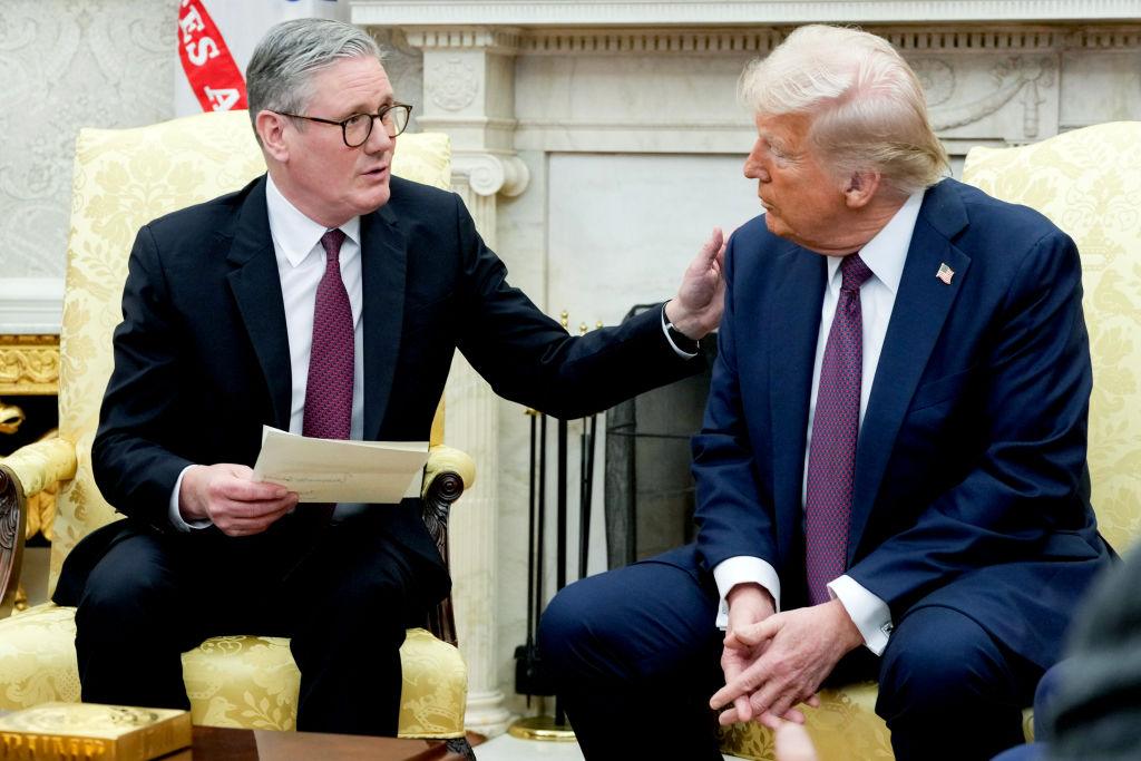 Premier Wielkiej Brytanii Keir Starmer (po lewej) i prezydent USA Donald Trump (po prawej)