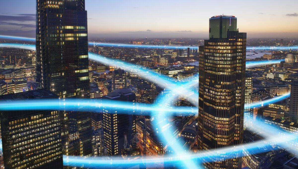 Europa Zachodnia przyciąga największe polskie fundusze VC. Na zdjęciu City of London z ilustracją świetlnych ścieżek łączących masto ze światem.