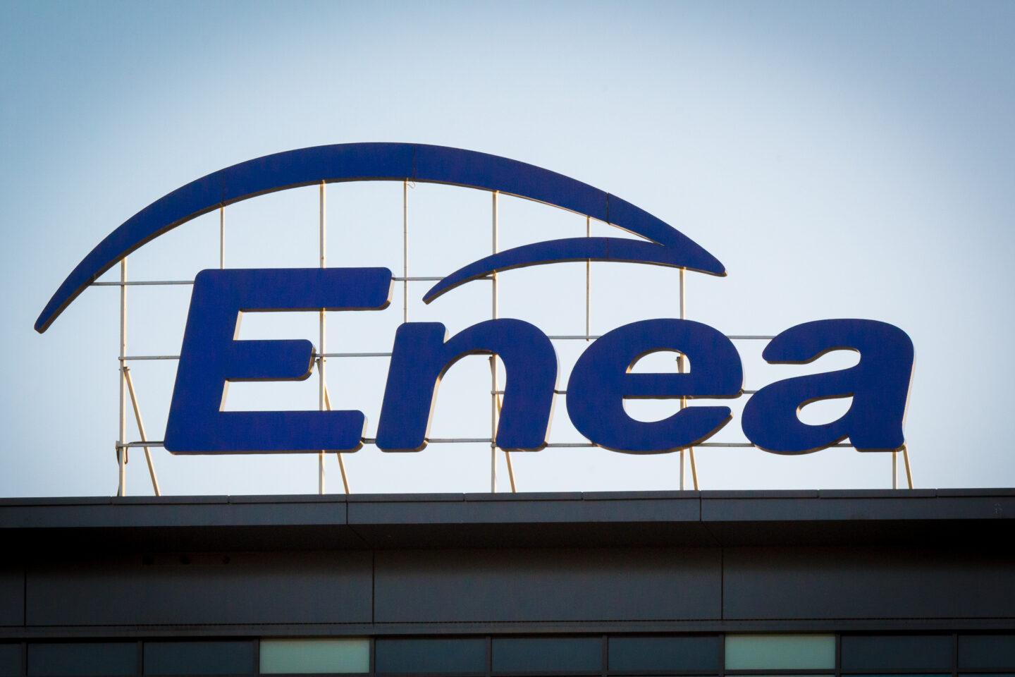logo Enei na siedzibie spółki
