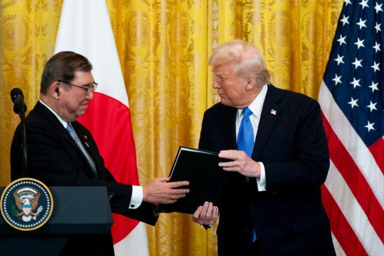 Na zdjęciu premier Japonii Shigeru Ishiba w trakcie spotkania z prezydentem USA Donaldem Trumpem