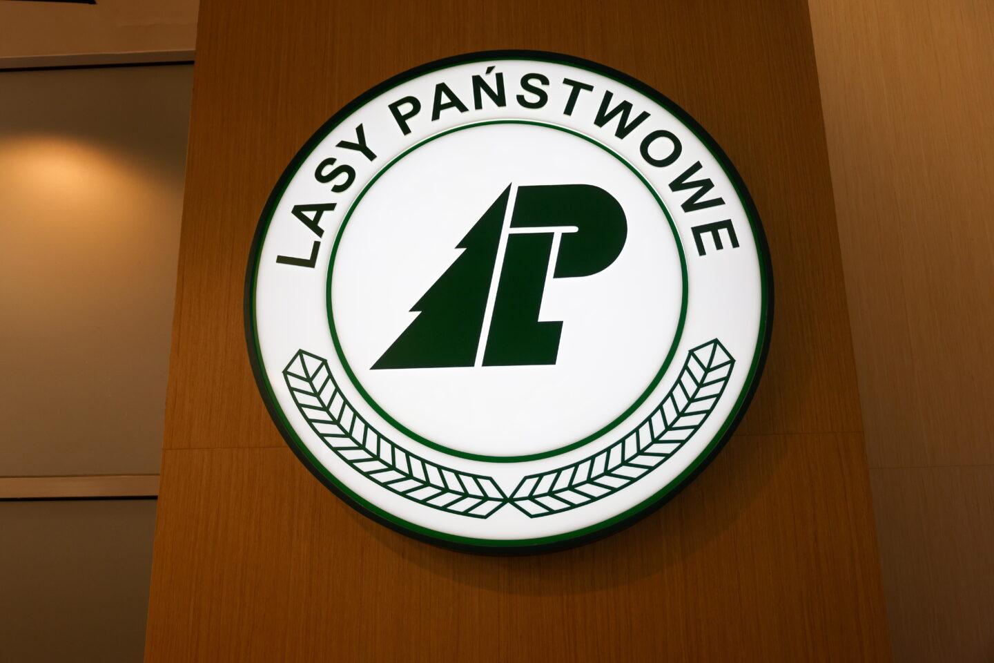 Na zdjęciu logo Lasów Państwowych