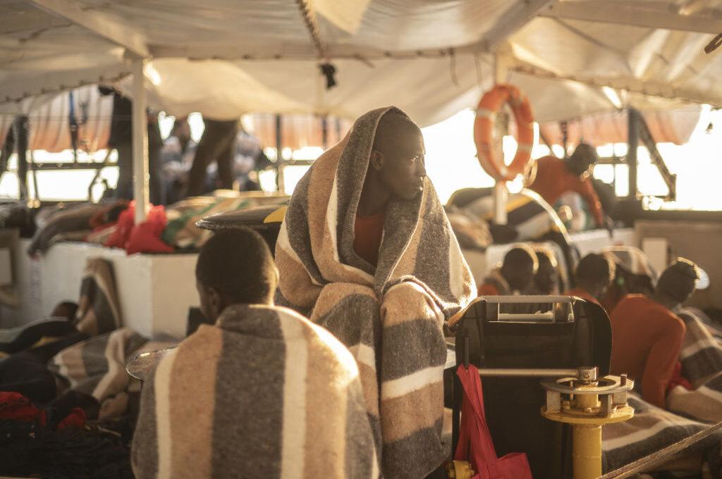 Na zdjęciu: statek organizacji ratującej migrantów z narażeniem życia próbujących przedostać się do Unii z Afryki przez Morze Śródziemne