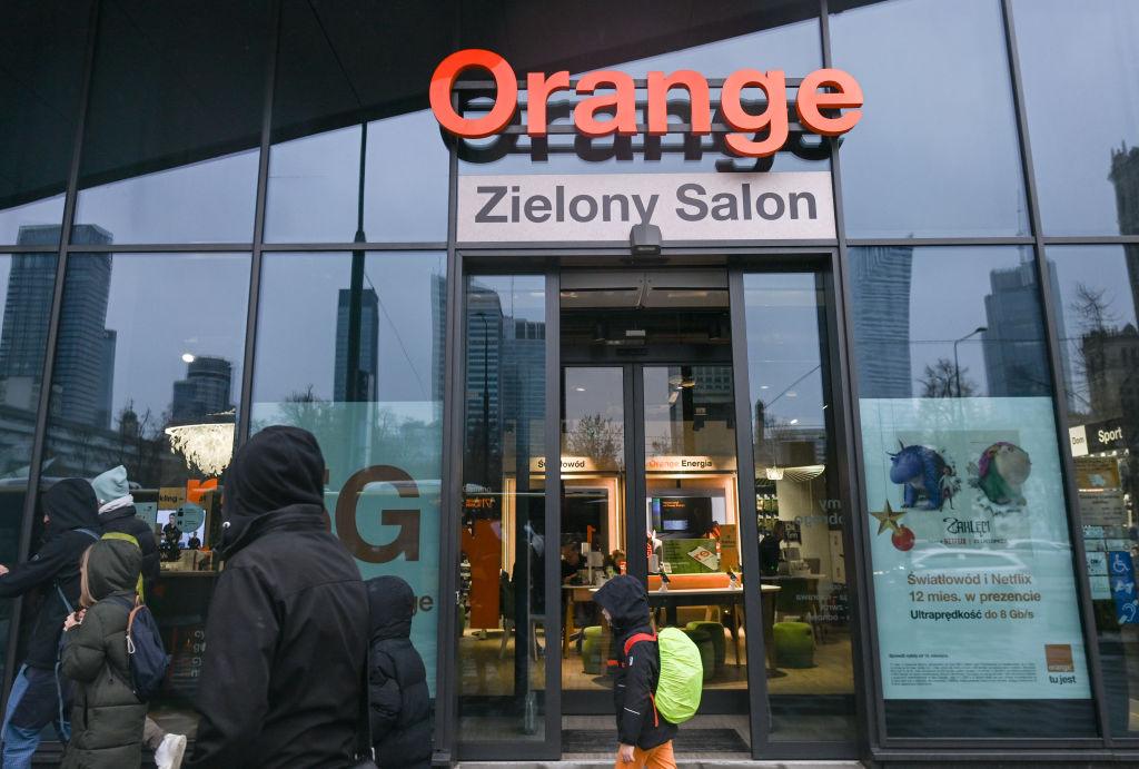 Na zdjęciu wejście do salonu Orange