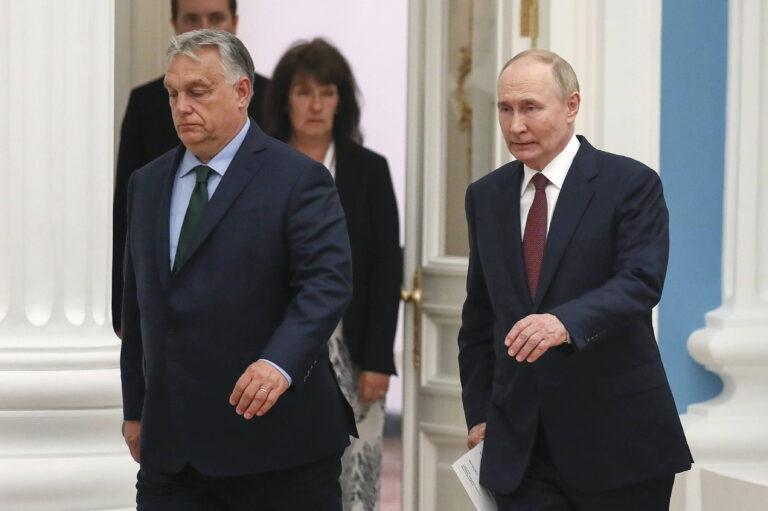 W ewentualną transakcją sprzedaży rosyjskiej części Raiffeisen Bank International Istvánowi Tiborczowi stoją teść przedsiębiorcy, premier Węgier Viktor Orbán oraz prezydent Rosji Władimir Putin. (fot. EPA/YURI KOCHETKOV)