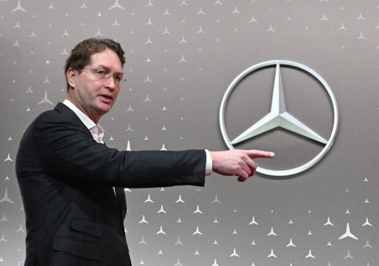 Na zdjęciu CEO Mercedes-Benz Ola Kaellenius przed konferencją wynikową