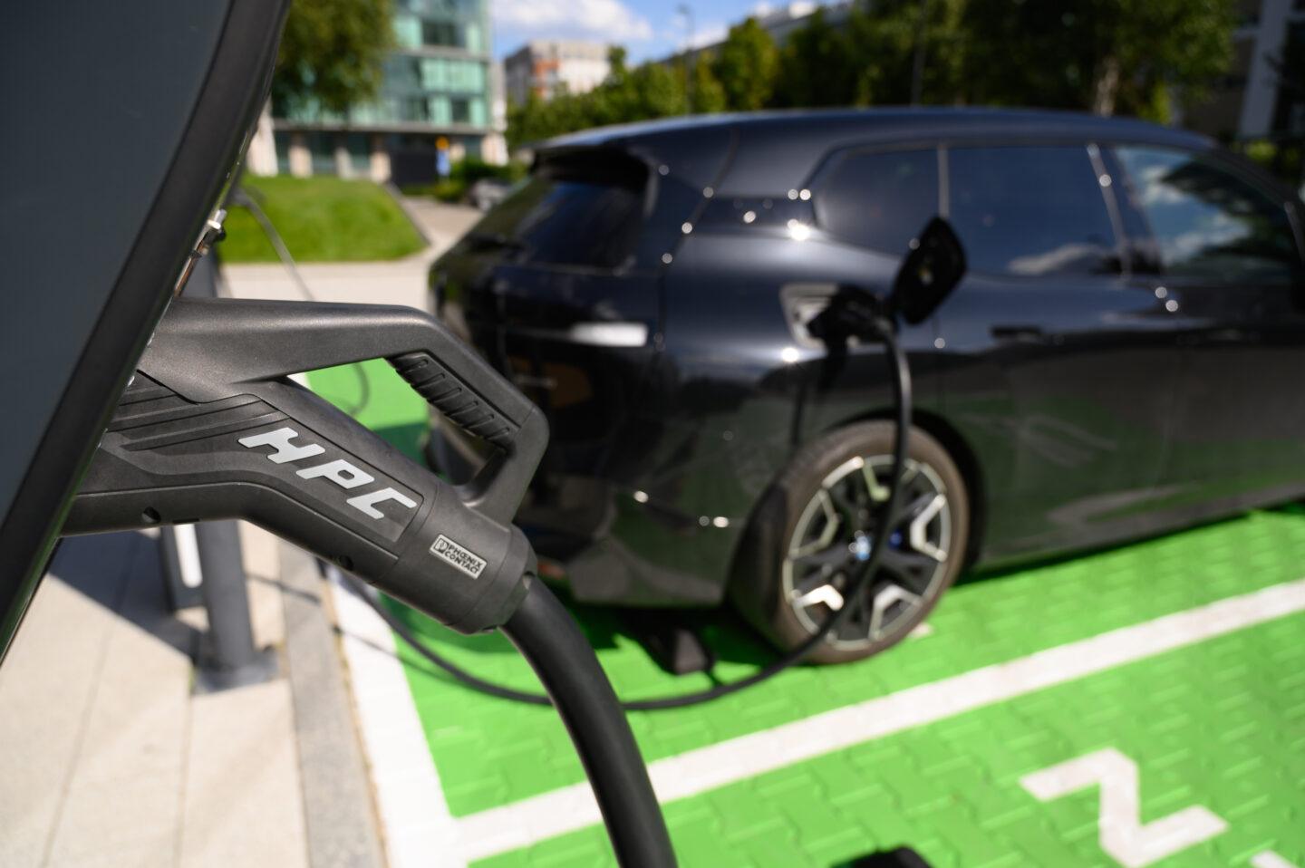 Na zdjęciu stacja ładowania samochodów elektrycznych w Warszawie