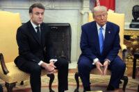 Prezydent Francji Emmanuel Macron (z lewej) w trakcie spotkania z Donaldem Trumpem