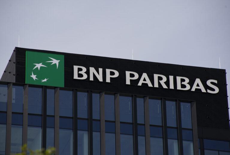 Logo BNP Paribas na budynku w Warszawie