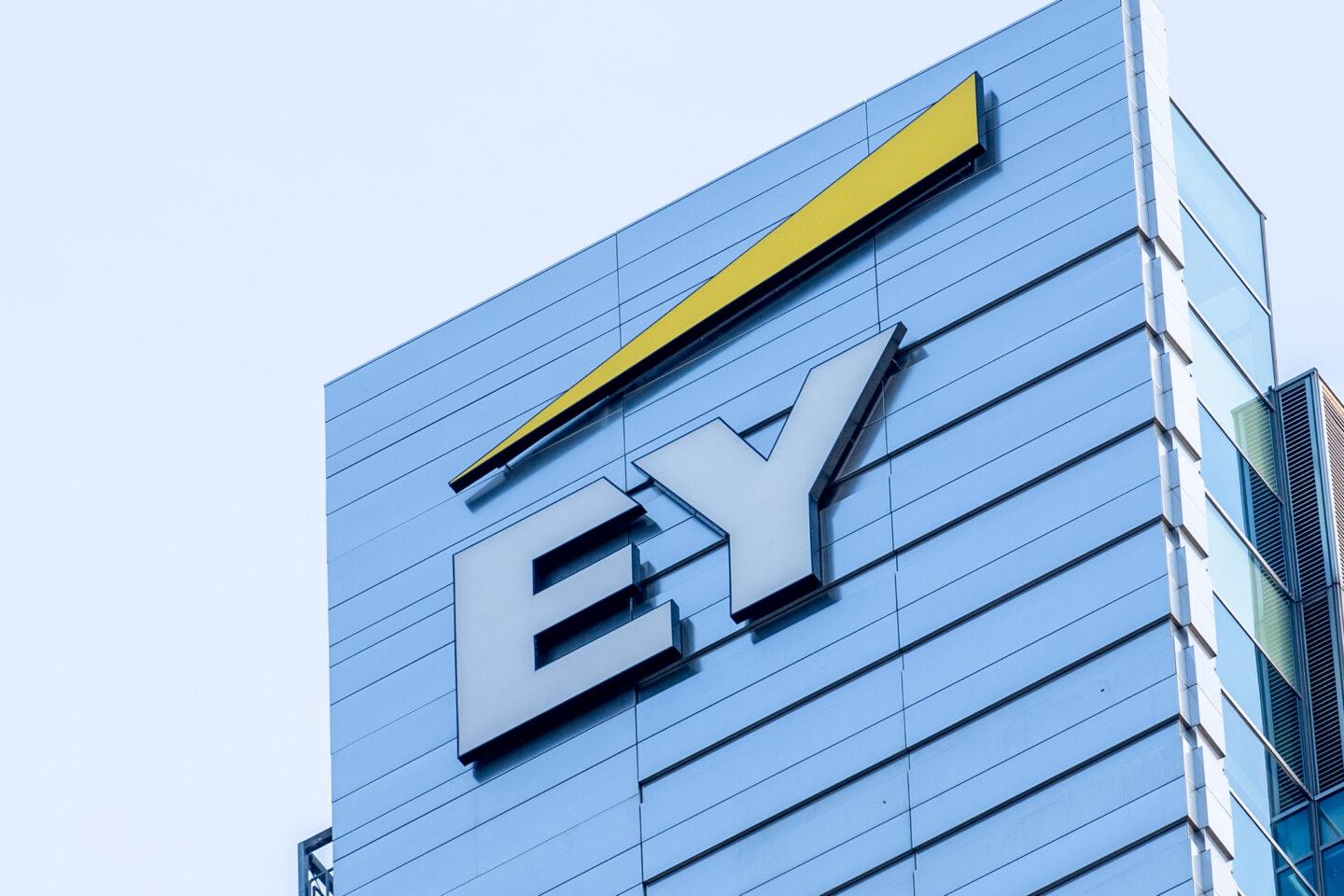 Logo EY na budynku w Warszawie
