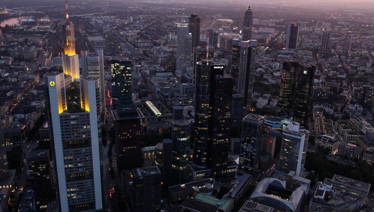 Pomimo obniżek stóp procentowych, duże unijne banki radzą sobie całkiem nieźle. Banki z Francji i Niemiec (na zdjęciu centrala Commerzbanku i Deutsche Banku) borykają się jednak z dość niską rentownością biznesu (Fot: Ralph Orlowski/Getty Images)