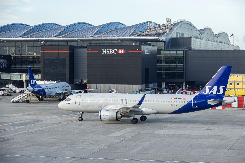 Zdjęcie przedstawia samolot Airbus A320neo linii SAS na lotnisku Heathrow