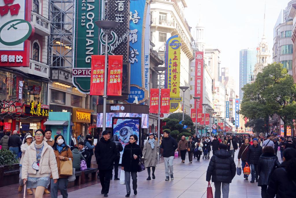 Zdjęcie przedstawia Nanjing Road w Szanghaju