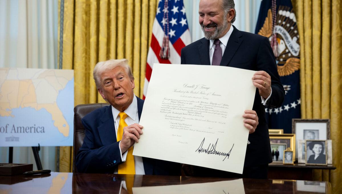 Po lewej prezydent USA Donald Trump, po prawej Sekretarz Handlu Howard Lutnick