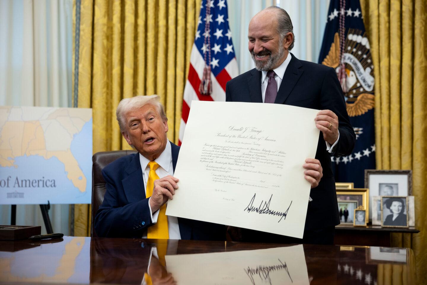 Po lewej prezydent USA Donald Trump, po prawej Sekretarz Handlu Howard Lutnick