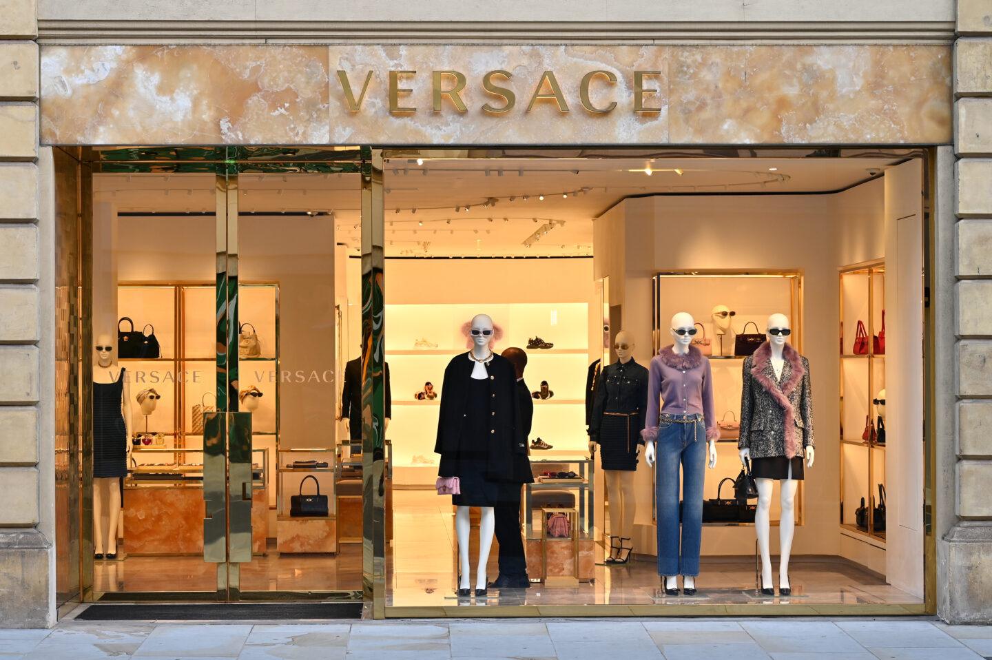 Na zdjęciu sklep Versace w Londynie