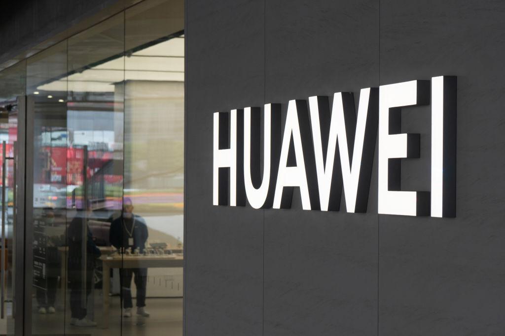 Logo Huawei przed sklepem w Szanghaju