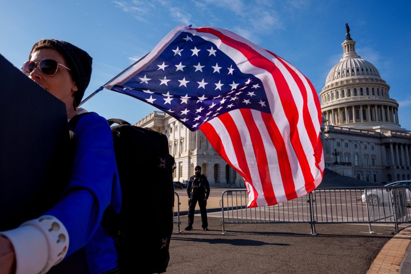 Flaga USA na tle Kapitolu w Waszyngtonie