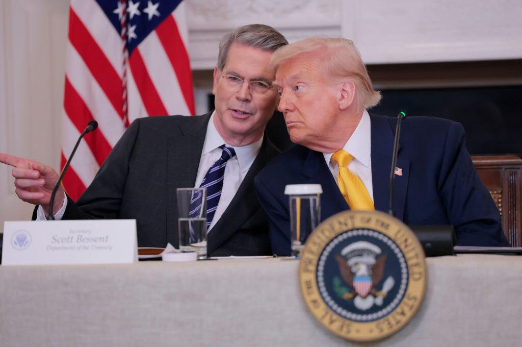 Na zdjęciu prezydent USA Donald Trump (po prawej) w towarzystwie sekretarza skarbu USA Scotta Bessenta