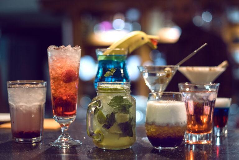 W Polsce od lat trwa konflikt producentów wódki i piwa, którzy zupełnie inaczej interpretują wymagania akcyzowe. Kolejną kwestią sporną jest kwestia możliwości reklamowania produktów alkoholowych./fot. gettyimages