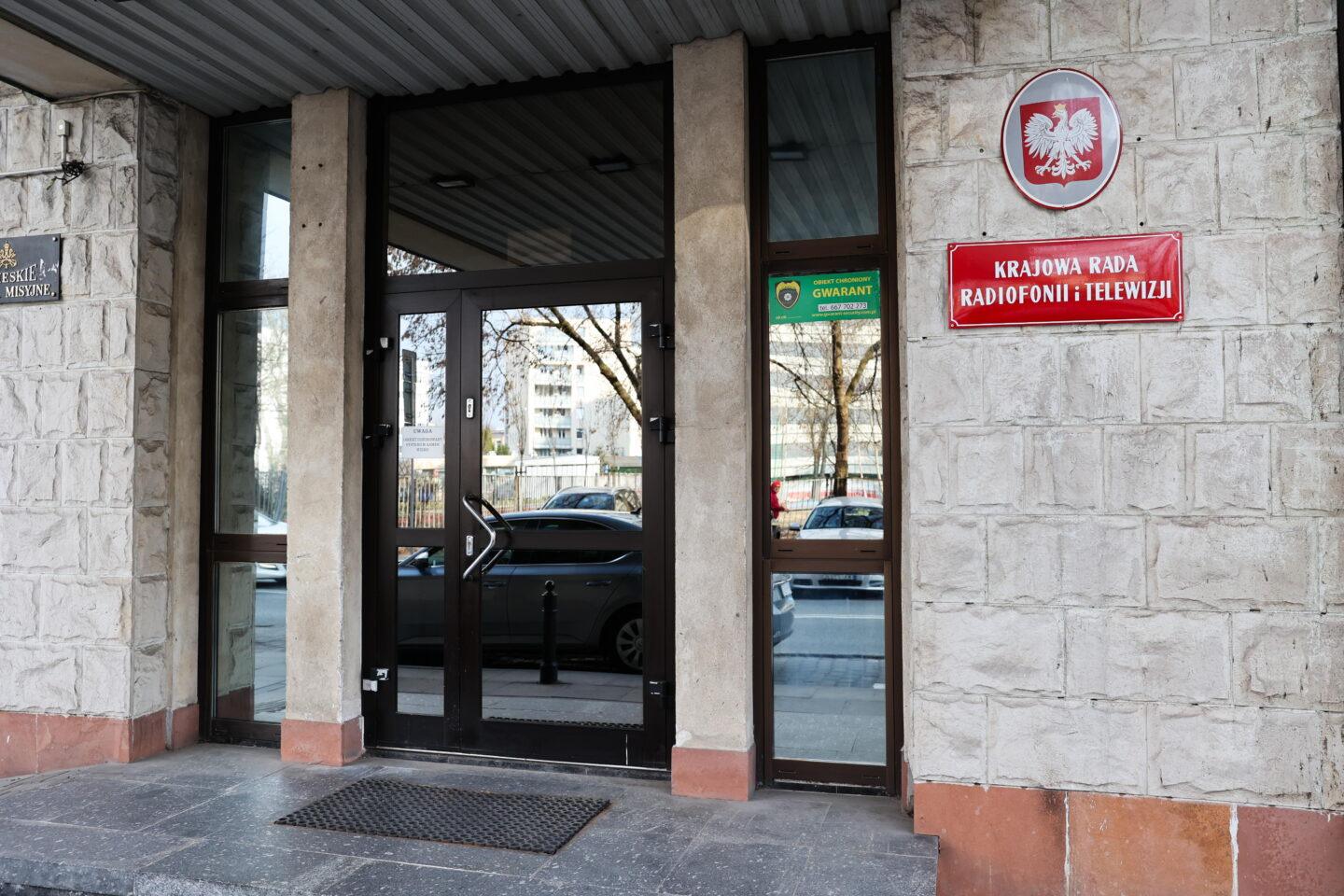 Wejście do siedziby Krajowej Rady Radiofonii i Telewizji (KRRiT) w Warszawie