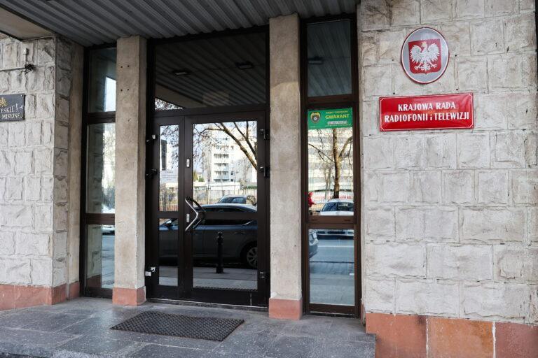 Wejście do siedziby Krajowej Rady Radiofonii i Telewizji (KRRiT) w Warszawie