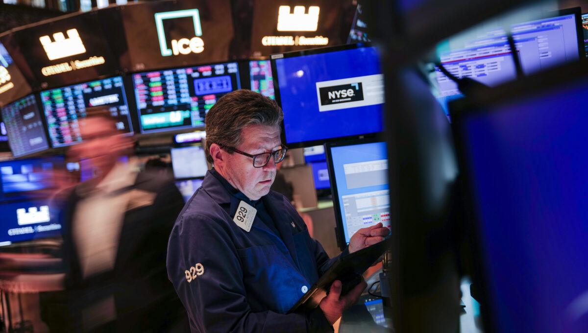 Na zdjęciu traderzy na parkiecie New York Stock Exchange