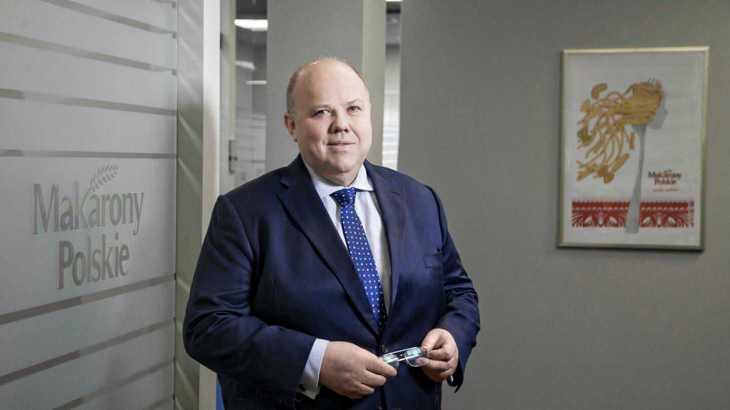 - Mamy ambicje co do mocnego wzrostu udziałów na rynku dań gotowych, chcemy też osiągnąć wiodącą pozycję na rynku dań gotowych dostępnych na tzw. suchej półce, przygotowywanych z naturalnych składników i mających „czystą” etykietę. Przejęcie Joyfood wpisuje się w naszą filozofię budowy dynamicznej, zdywersyfikowanej grupy spożywczej o potencjale przekroczenia 1 mld zł przychodów - mówi Zenon Daniłowski, prezes grupy Makarony Polskie/ fot. zelaznastudio