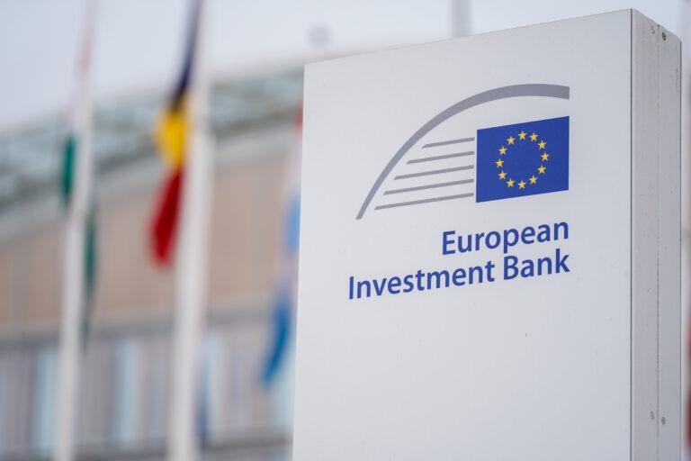 Na zdjęciu logo Europejskiego Banku Inwestycyjnego (EIB) przed jego siedzibą w Luksemburgu