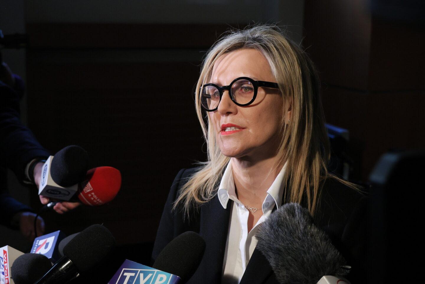 Prokurator Ewa Wrzosek podczas wypowiedzi dla mediów w siedzibie Prokuratury Okręgowej w Warszawie po zakończeniu konferencji prasowej prezesa PiS Jarosława Kaczyńskiego