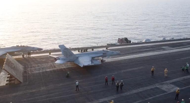 Na zdjęciu samolot statuujący z amerykańskiego lotniskowca w trakcie operacji wymierzonej w Hutich