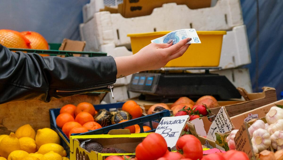 Na zdjęciu zakupy w Hali Mirowskiej w Warszawie