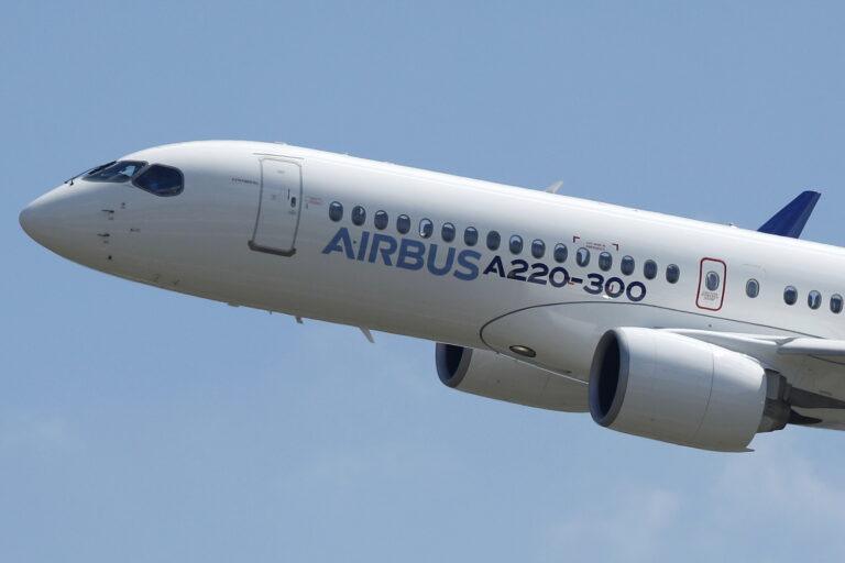 Zdjęcie przedstawia samolot Airbus A220-300
