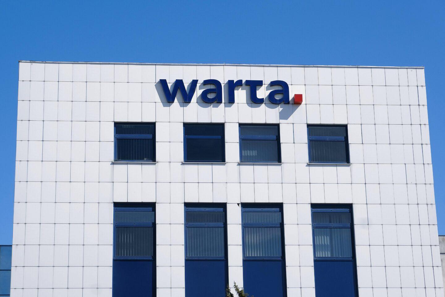 Biurowiec z logo Warta