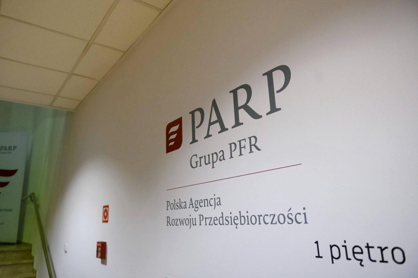 Na zdjęciu logo PARP na klatce schodowej