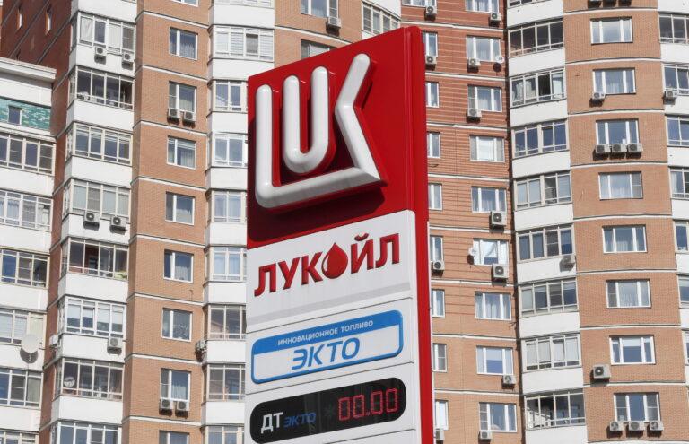 Zdjęcie przedstawia logo stacji paliw Łukoil
