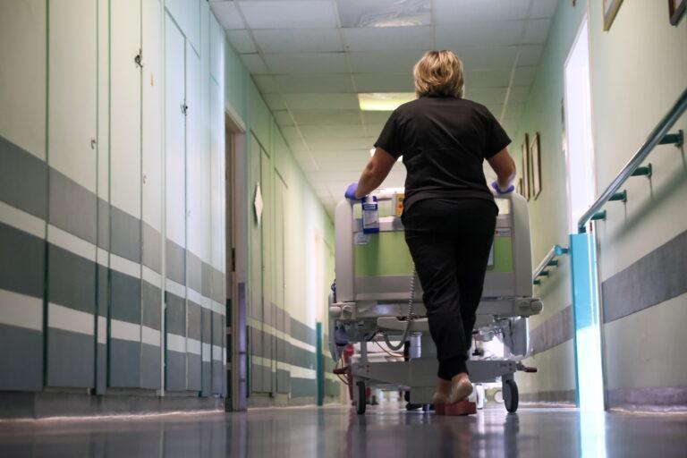 Pielęgniarka na korytarzu w szpitalu