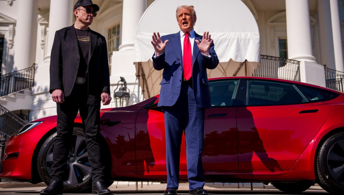 Prezydent USA Donald Trump (z prawej) wraz z CEO Tesli Elonem Muskiem przed Białym Domem