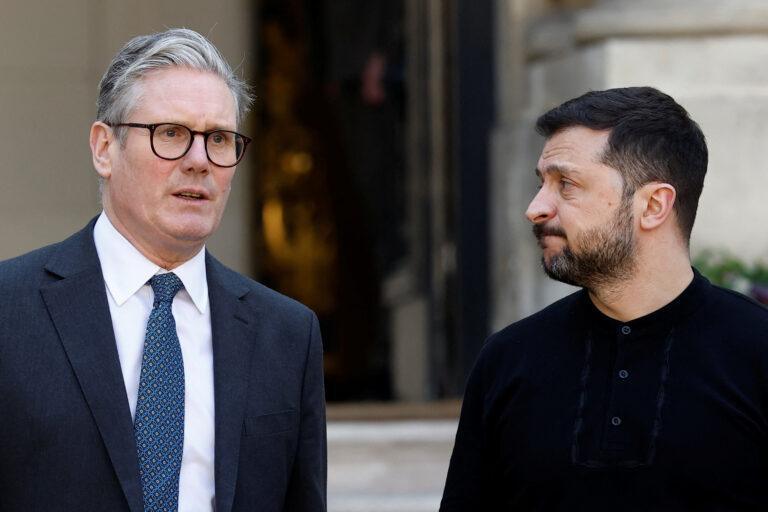Na zdjęciu od lewej: premier Wielkiej Brytanii Keir Starmer i prezydent Ukrainy Wołodymyr Zełenski w Paryżu