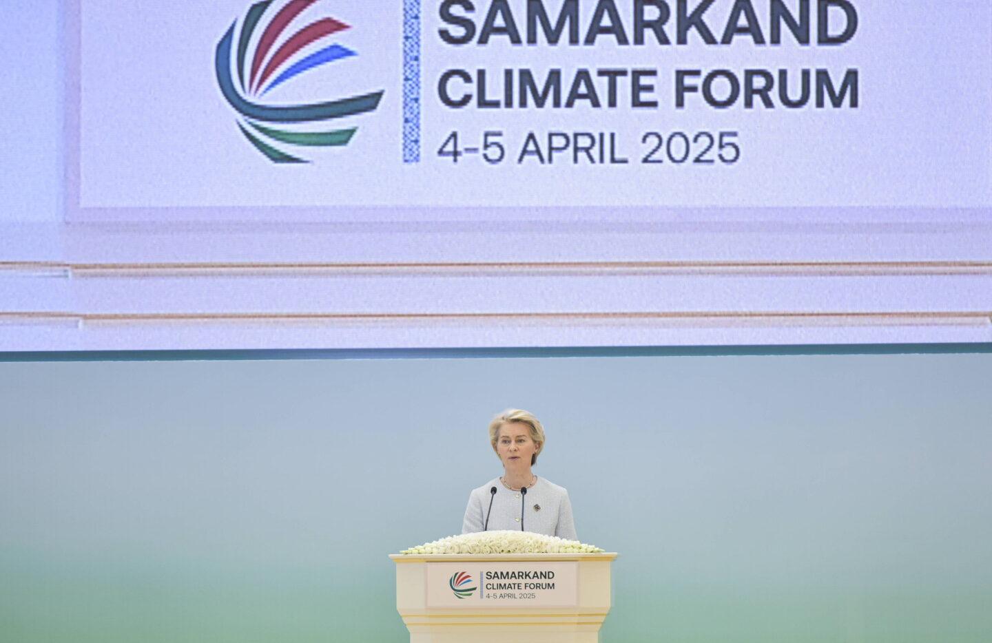 Na zdjęciu Ursula von der Leten na mównicy w Samarkandzie