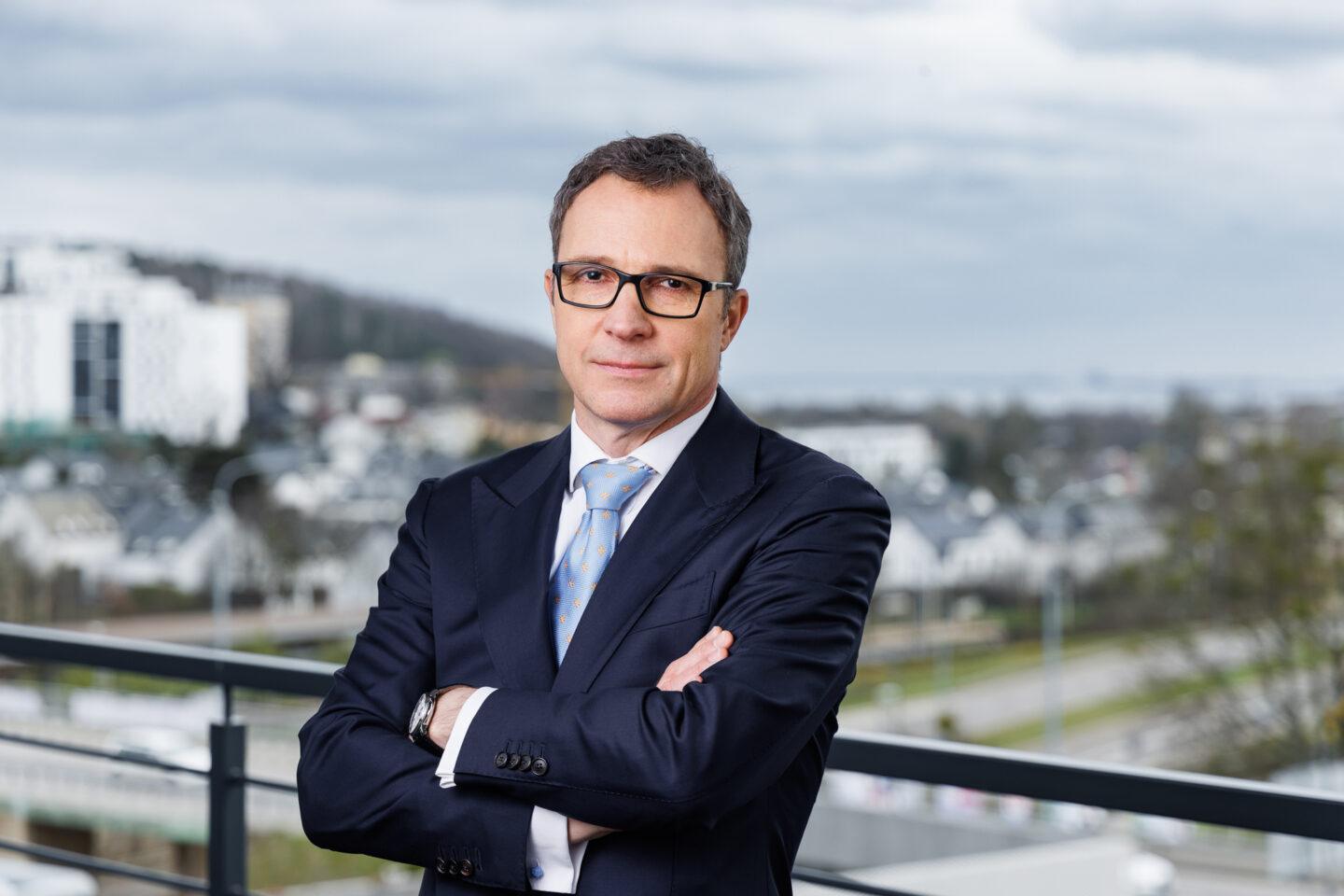 Krzysztof Borusowski jest największym akcjonariuszem i prezesem Best od 2002 r., co czyni go jednym z najdłużej urzędujących szefów polskich firm giełdowych. Pod jego kierownictwem firma zaczęła publiczne emisje obligacji, przejęła akcje Kredyt Inkaso i w 2017 r. weszła do Włoch.