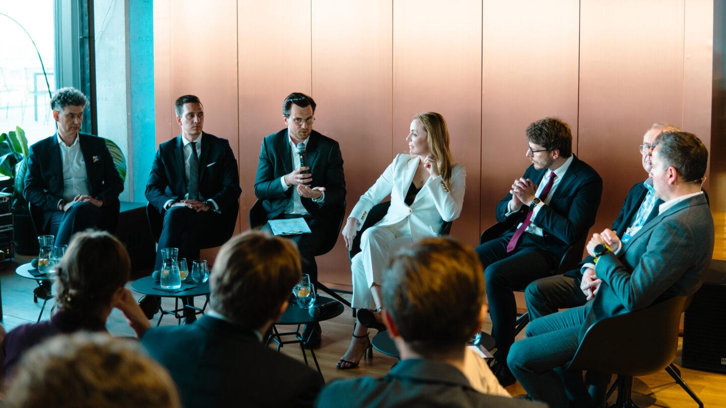 Debata „Biznes w epoce niepewności: Jak polskie firmy mogą wygrać w niestabilnym świecie?”. Na zdj. od lewej: Michał Mastalerz, prezes PwC Polska, Mikołaj Raczyński, wiceprezes PFR, Tomasz Domogała, przewodniczący rady nadzorczej TDJ, Sylwia Bilska, prezeska Edenred, Kamil Majczak, prezes Quemetica, Krzysztof Pawiński, prezes Grupy Maspex, Grzegorz Nawacki, redaktor naczelny XYZ. Fot. Jakub Kuźmiński, XYZ.