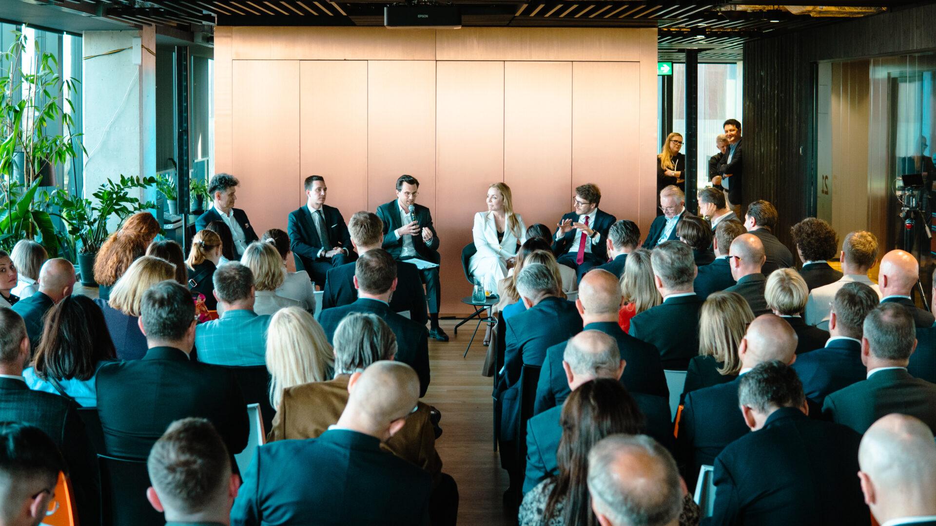 Debata „Biznes w epoce niepewności: Jak polskie firmy mogą wygrać w niestabilnym świecie?”. Na zdj. od lewej: Michał Mastalerz, prezes PwC Polska, Mikołaj Raczyński, wiceprezes PFR, Tomasz Domogała, przewodniczący rady nadzorczej TDJ, Sylwia Bilska, prezeska Edenred, Kamil Majczak, prezes Quemetica, Krzysztof Pawiński, prezes Grupy Maspex, Grzegorz Nawacki, redaktor naczelny XYZ. Fot. Jakub Kuźmiński, XYZ.