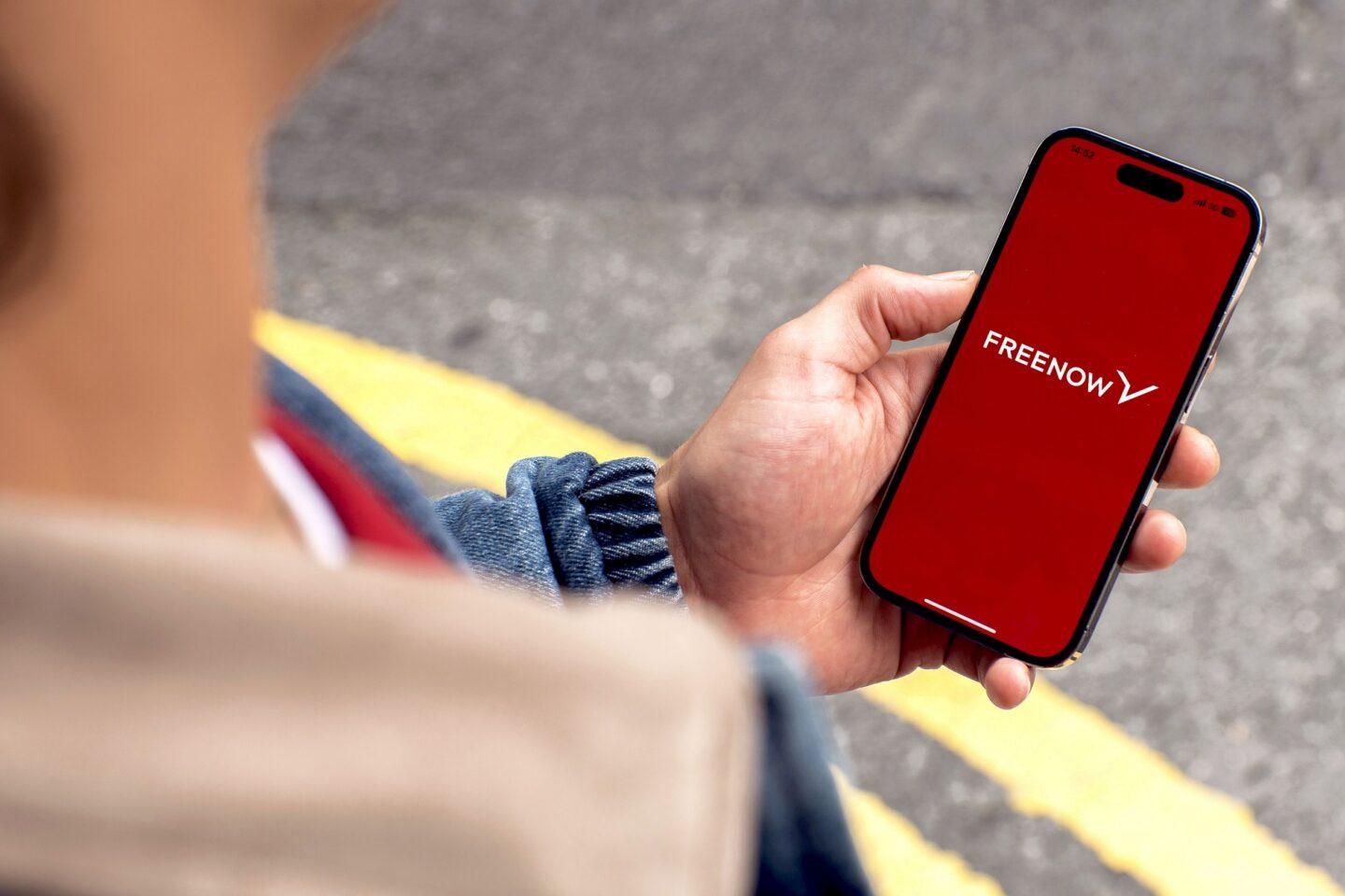 Aplikacja FREENOW na telefonie
