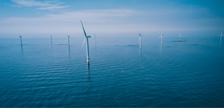 Zdjęcie przedstawia morską farmę wiatrową