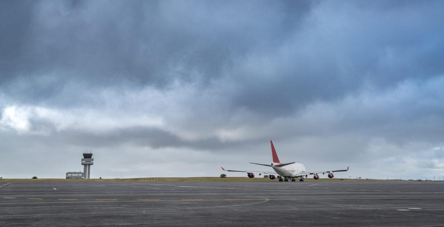 Odrzutowiec na pasie startowym lotniska Keflavík w Islandii.
